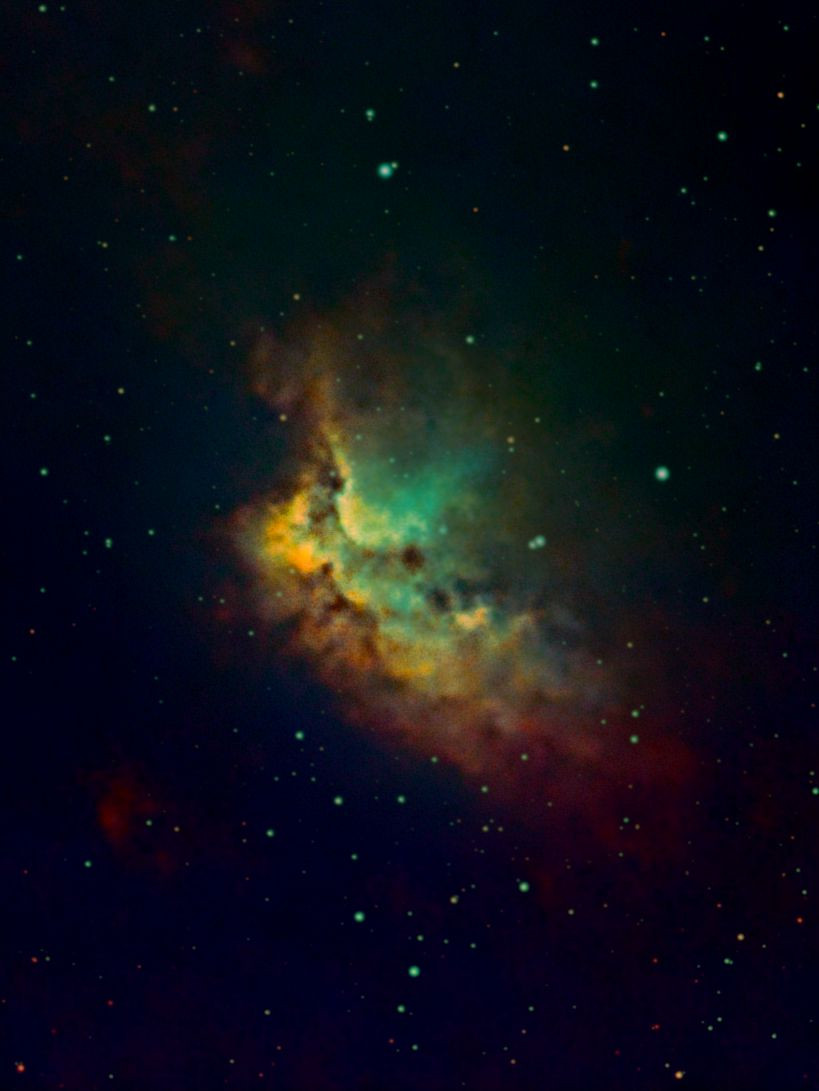 La nébuleuse du Sorcier (NGC 7380), en turquoise et ambre sur un champ d&rsquo;étoiles